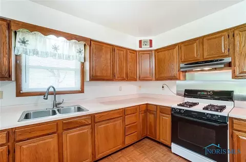 201 E 9th St, Genoa, OH 43430 photo 7