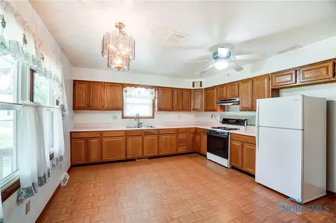 201 E 9th St, Genoa, OH 43430 photo 6
