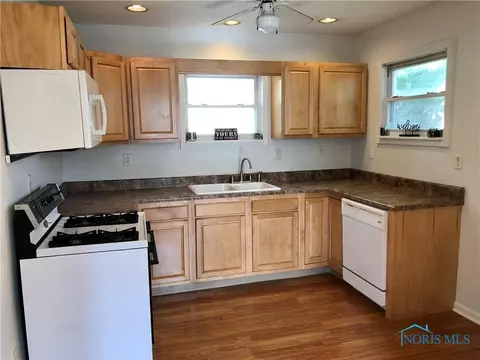 113 E Union St, Walbridge, OH 43465 photo 16