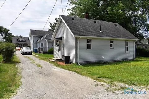 113 E Union St, Walbridge, OH 43465 photo 4