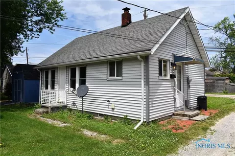 113 E Union St, Walbridge, OH 43465 photo 3