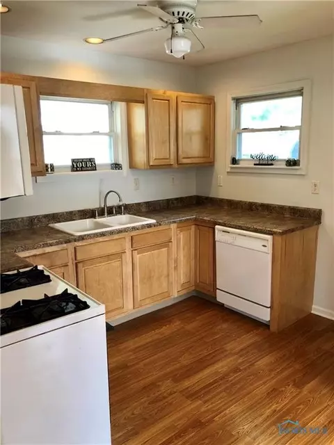 113 E Union St, Walbridge, OH 43465 photo 17