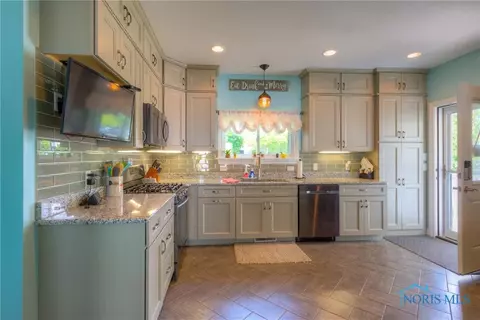 201 E Dudley St, Maumee, OH 43537 photo 9