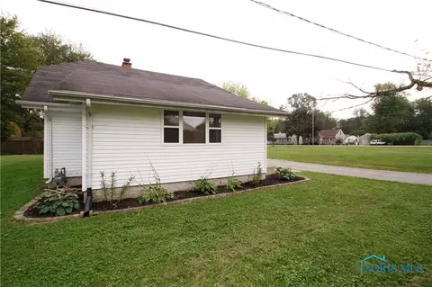 2010 Danforth Ln, Oregon, OH 43616 photo 3