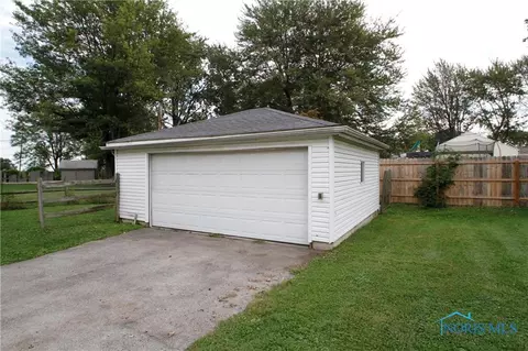 2010 Danforth Ln, Oregon, OH 43616 photo 6