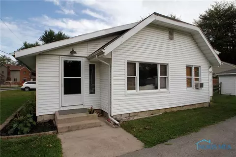 2010 Danforth Ln, Oregon, OH 43616 photo 1