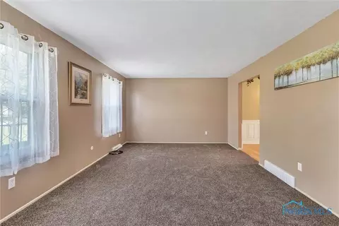516 Dussel Dr, Maumee, OH 43537 photo 2