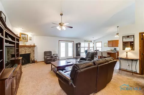 2412 Bluestone Dr, Findlay, OH 45840 photo 4