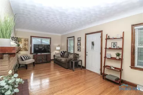 543 Robindale Ave, Oregon, OH 43616 photo 8