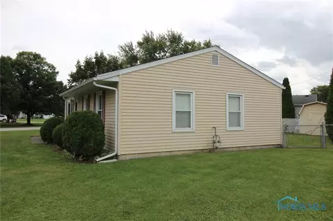 206 Harrison Ave, Walbridge, OH 43465 photo 5