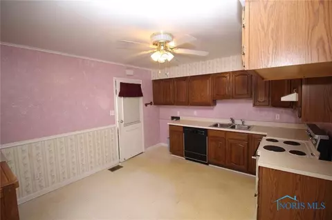 206 Harrison Ave, Walbridge, OH 43465 photo 12