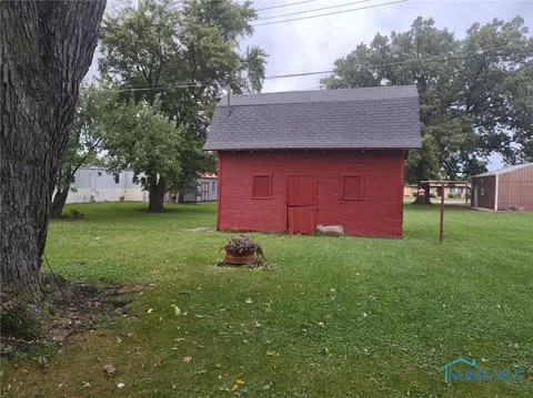 832 W Perry St, Paulding, OH 45879 photo 2