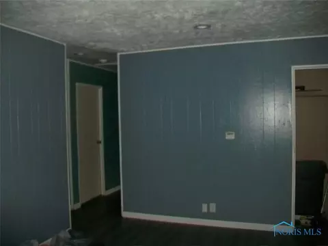 402 Dickens Dr, Toledo, OH 43607 photo 2