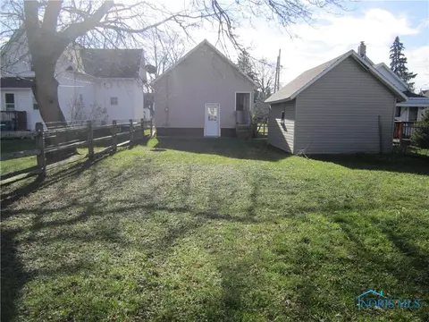 309 E Union St, Walbridge, OH 43465 photo 3