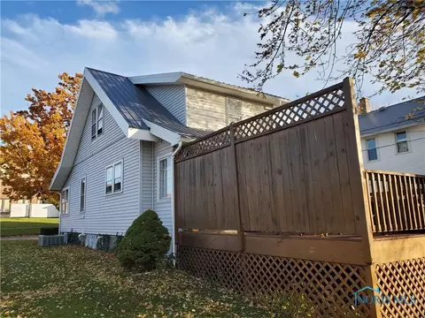212 N Hazel St, Upper Sandusky, OH 43351 photo 2