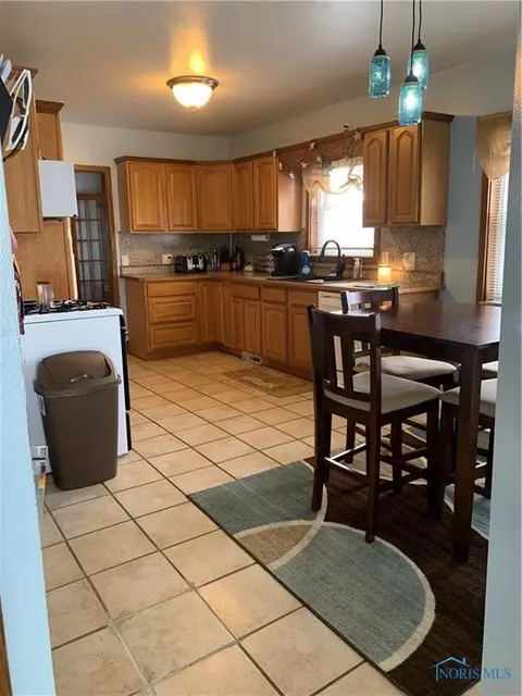 204 Windsor Rd, Walbridge, OH 43465 photo 3