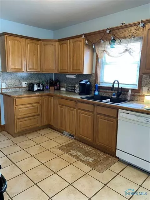 204 Windsor Rd, Walbridge, OH 43465 photo 6