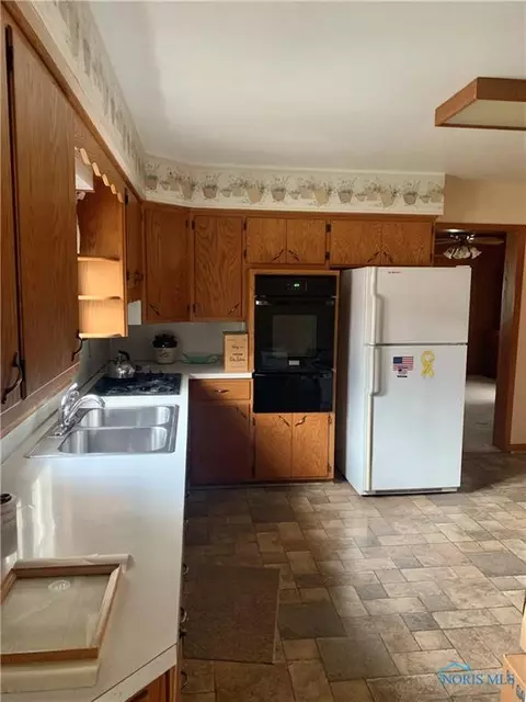 120 Elm St, Deshler, OH 43516 photo 8
