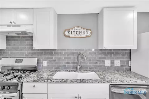 28049 E Broadway St, Walbridge, OH 43465 photo 4