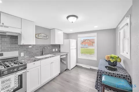 28049 E Broadway St, Walbridge, OH 43465 photo 5