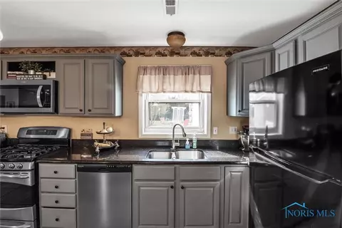 29685 E Broadway St, Walbridge, OH 43465 photo 11