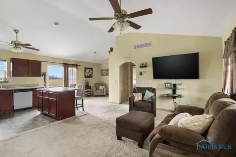 6584 Alexander Dr, Walbridge, OH 43465 photo 4