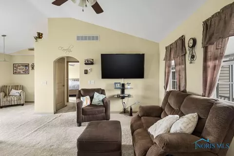 6584 Alexander Dr, Walbridge, OH 43465 photo 5
