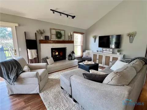 3735 Farmbrook Dr, Sylvania, OH 43560 photo 2