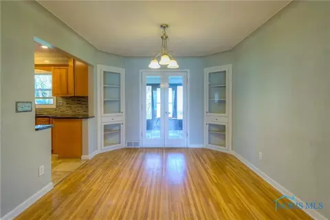 2856 Castleton Ave, Toledo, OH 43613 photo 8