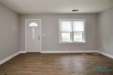 206 Windsor Rd, Walbridge, OH 43465 photo 3