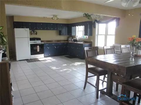 813 E 5th St, Ottawa, OH 45875 photo 5