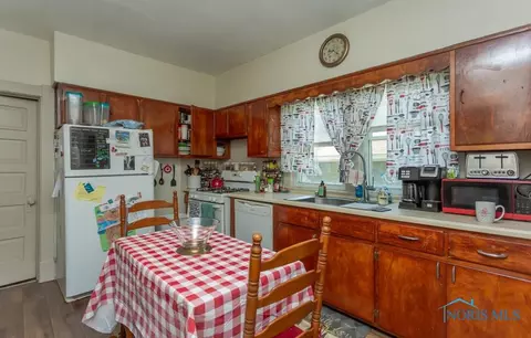 856 Grasser St, Oregon, OH 43616 photo 9