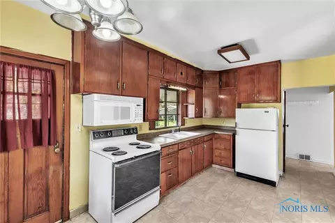 408 Center St, Bryan, OH 43506 photo 8