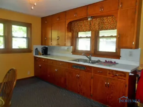 110 E Center St, Leipsic, OH 45856 photo 4