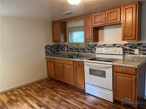 109 E Union St, Walbridge, OH 43465 photo 3