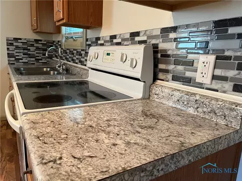 109 E Union St, Walbridge, OH 43465 photo 6