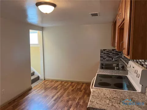 109 E Union St, Walbridge, OH 43465 photo 5