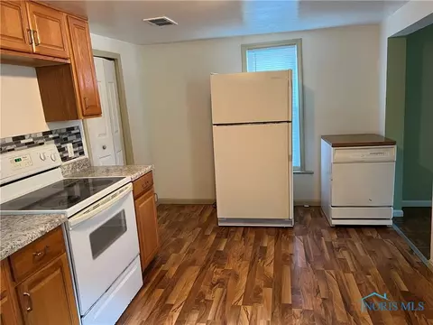 109 E Union St, Walbridge, OH 43465 photo 4