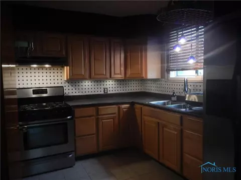 835 Wright Ave, Toledo, OH 43609 photo 3
