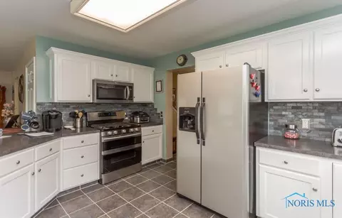 28207 Schriber St, Walbridge, OH 43465 photo 13