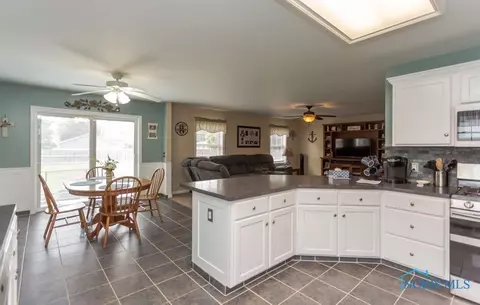 28207 Schriber St, Walbridge, OH 43465 photo 12