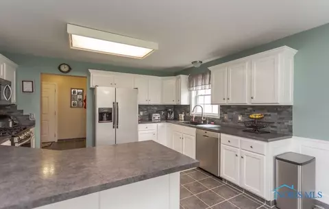 28207 Schriber St, Walbridge, OH 43465 photo 8
