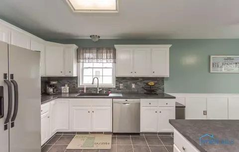 28207 Schriber St, Walbridge, OH 43465 photo 9
