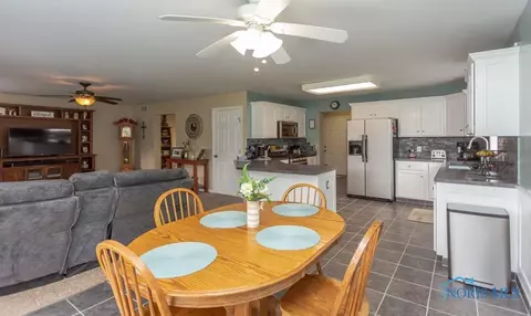 28207 Schriber St, Walbridge, OH 43465 photo 16