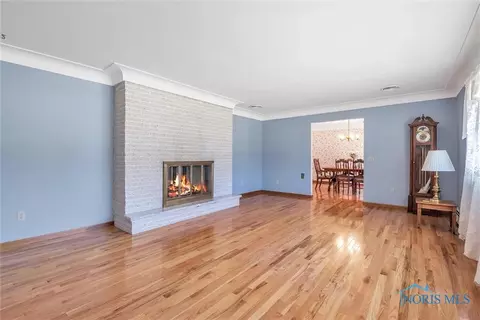 404 E Perry St, Walbridge, OH 43465 photo 9