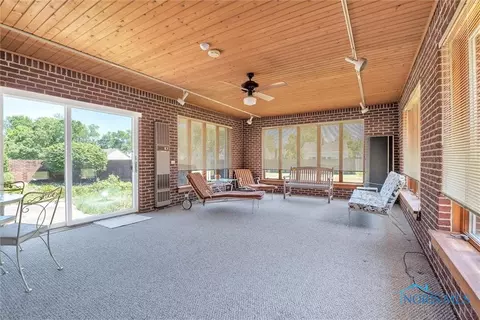 404 E Perry St, Walbridge, OH 43465 photo 16