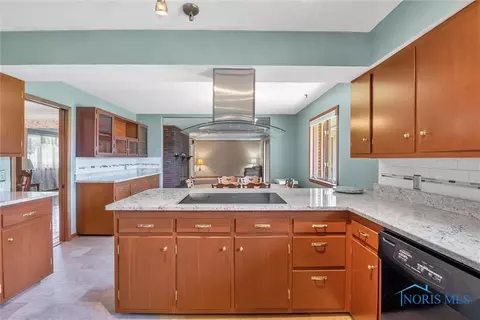 404 E Perry St, Walbridge, OH 43465 photo 23