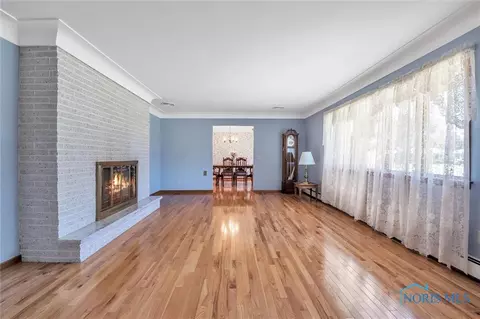404 E Perry St, Walbridge, OH 43465 photo 8
