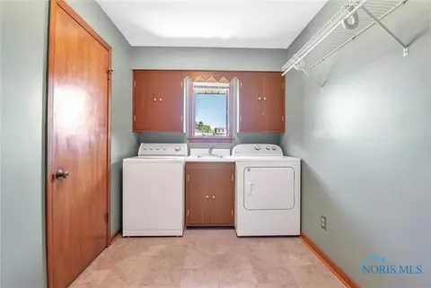 404 E Perry St, Walbridge, OH 43465 photo 24