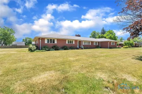404 E Perry St, Walbridge, OH 43465 photo 2